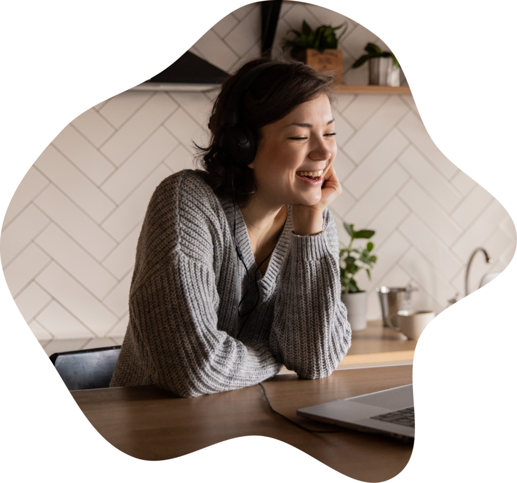 Chica tomando clases online con nosotros