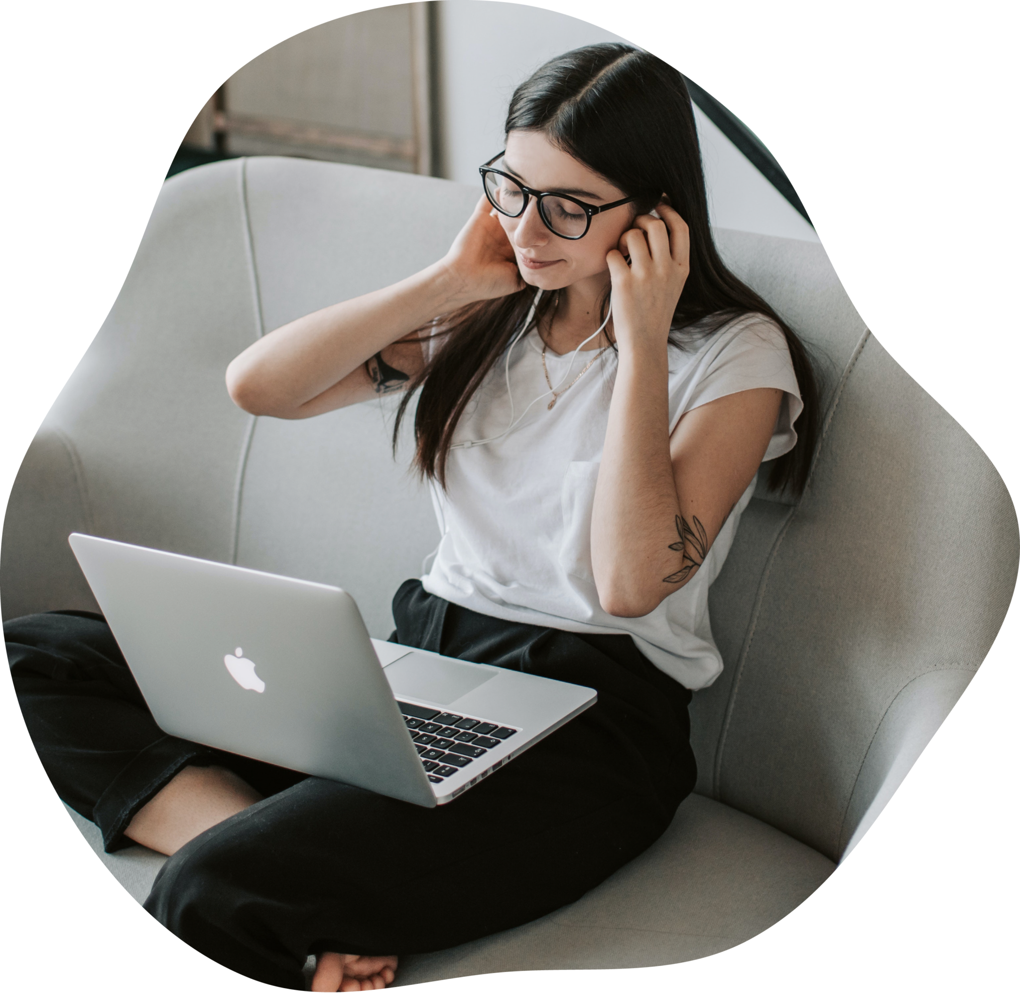 Chica aprendiendo inglés con nuestro equipo